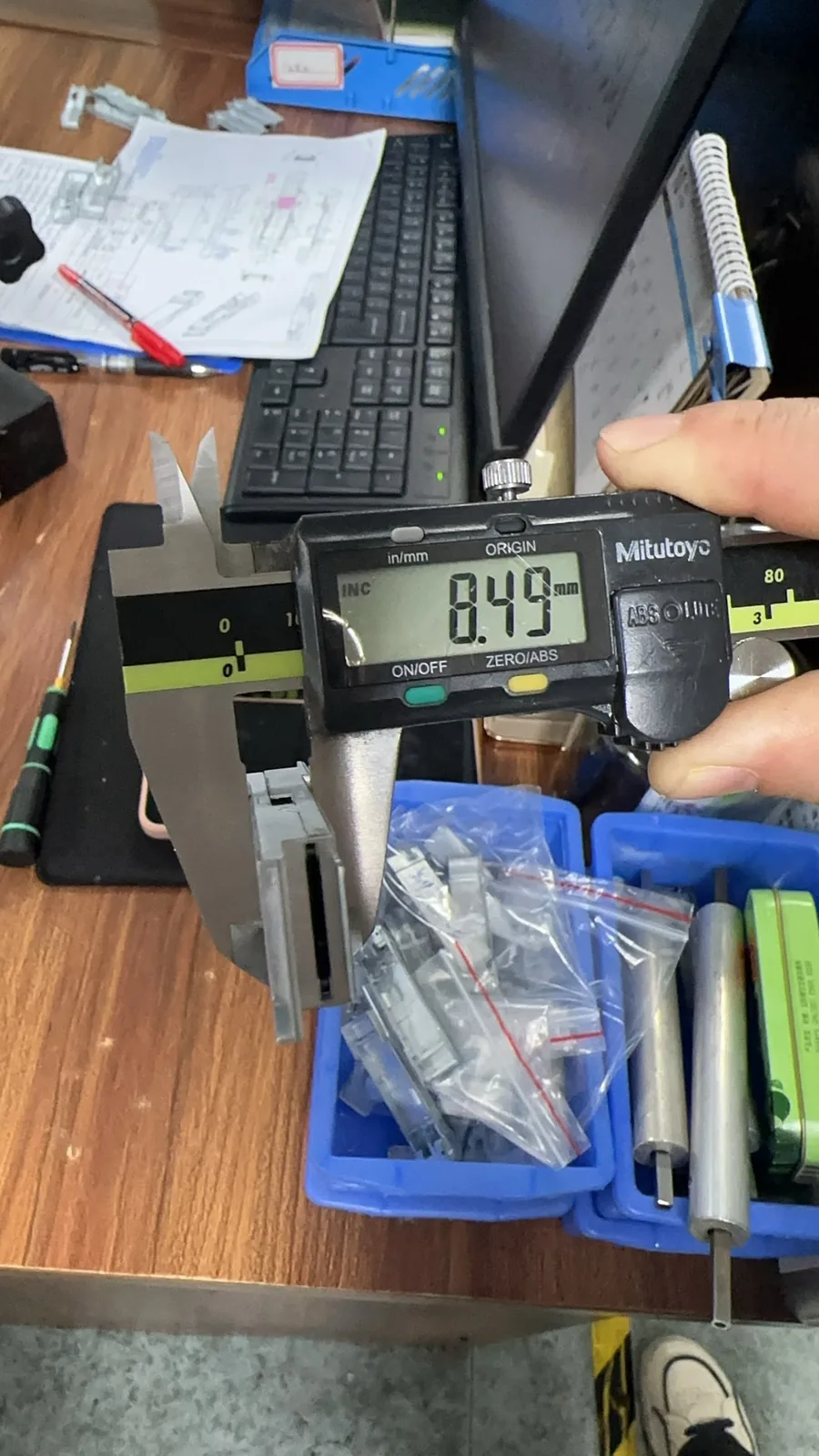 卡尺测量金属件