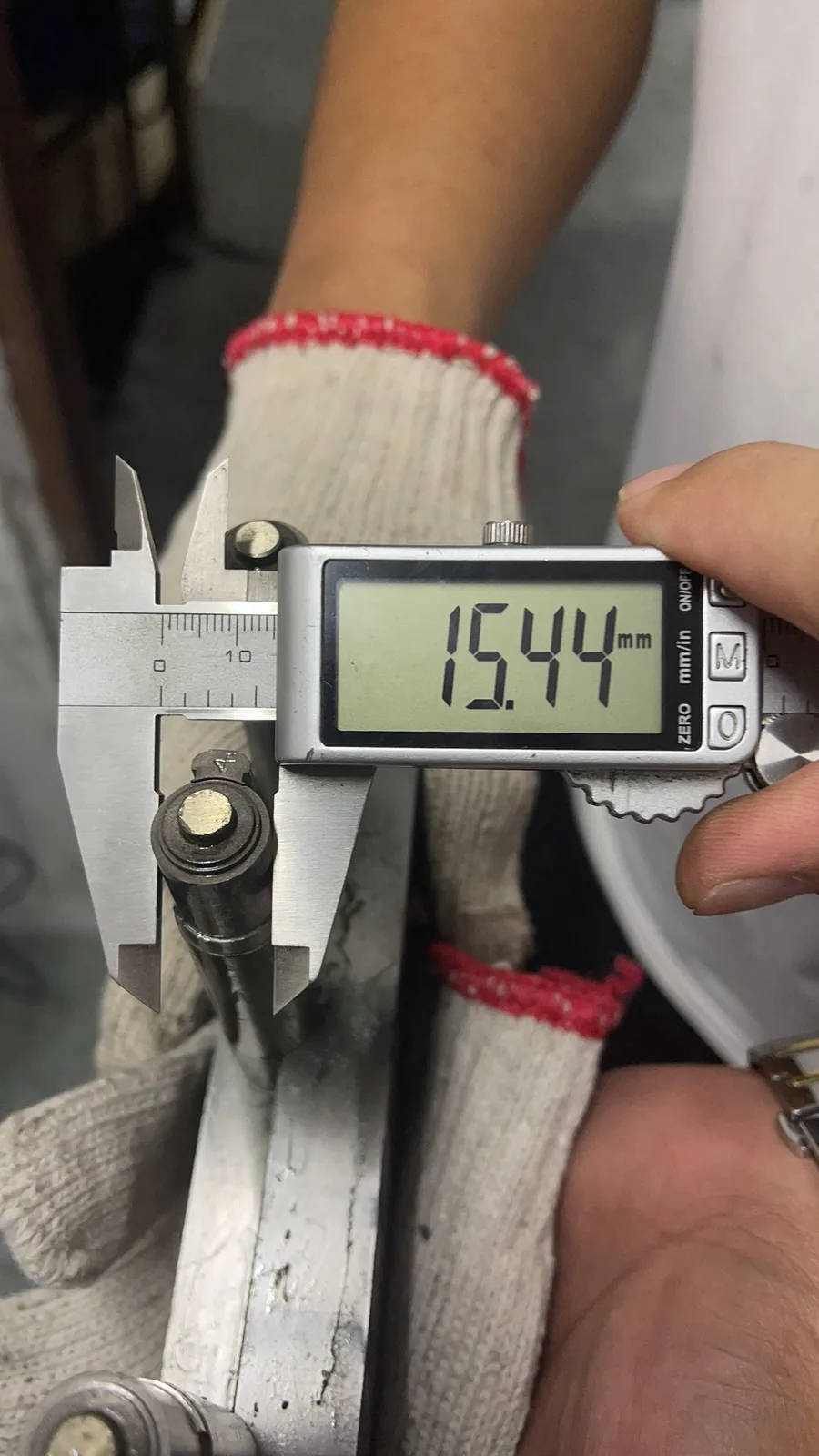 卡尺测量轴类件