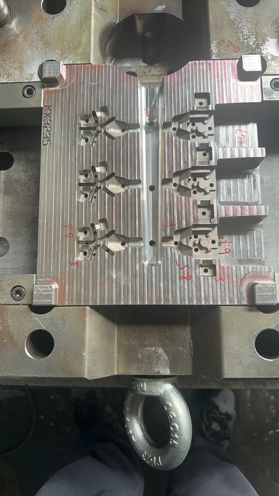 多腔锁具模具